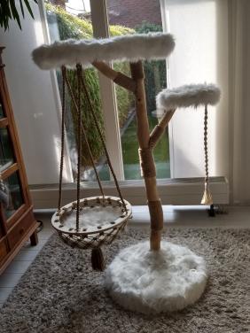 Klimboom (krabpaal) met natuurlijke houten stammen