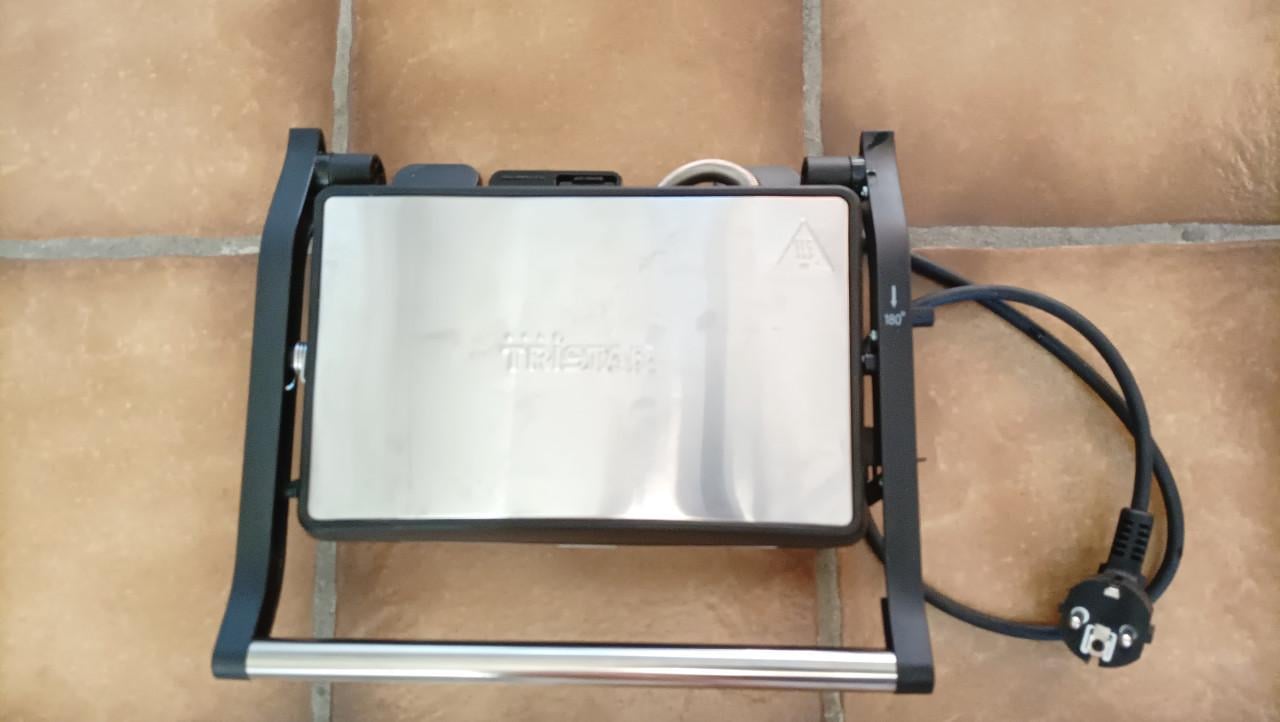 Tosti-ijzer van Tristar. Zwart met zilverkleurig deksel.