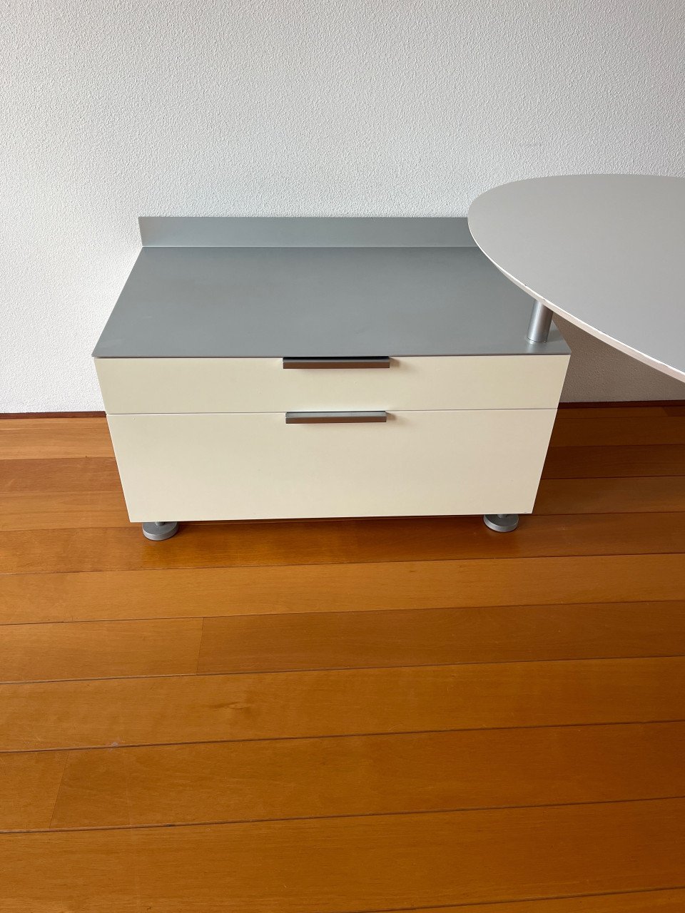 Design bureau met aparte ladekast en draaibare tafel