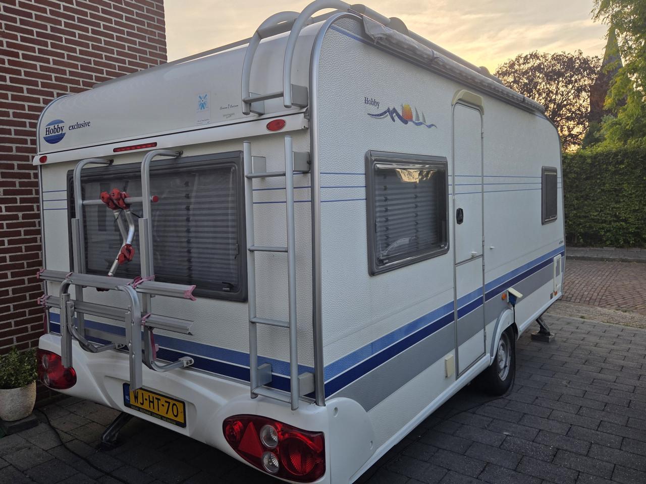 Hobby 460 met voortent en luifel