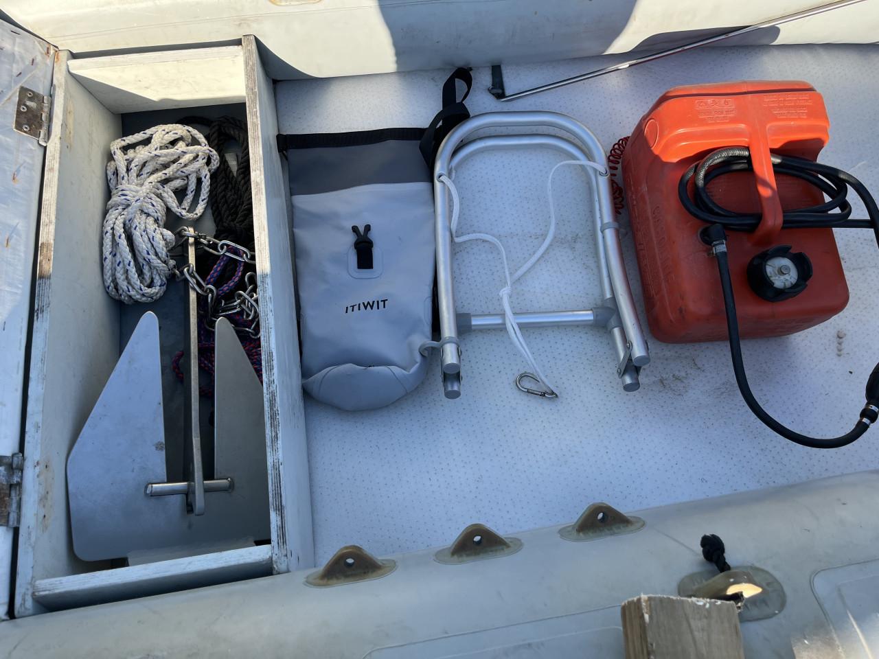 Rubber boot met 2 takt 2 cilinder buitenboordmotor