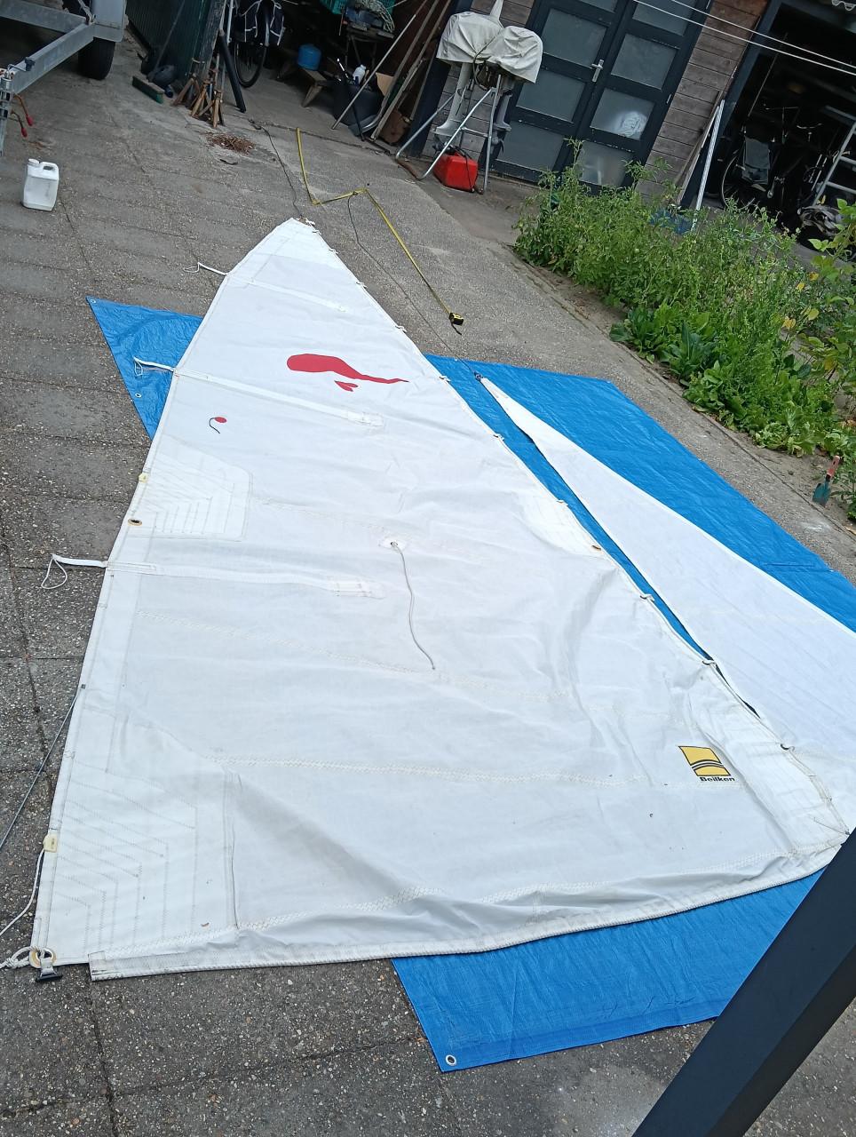 Grootzeil en fok en fokroller