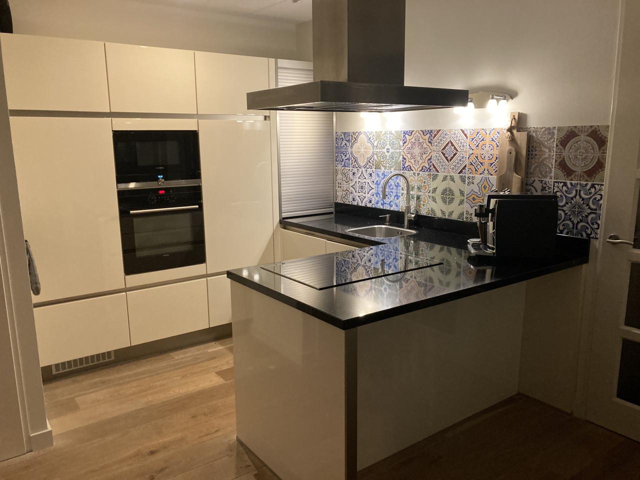 Complete keuken met inbouw apparatuur (U-opstelling)