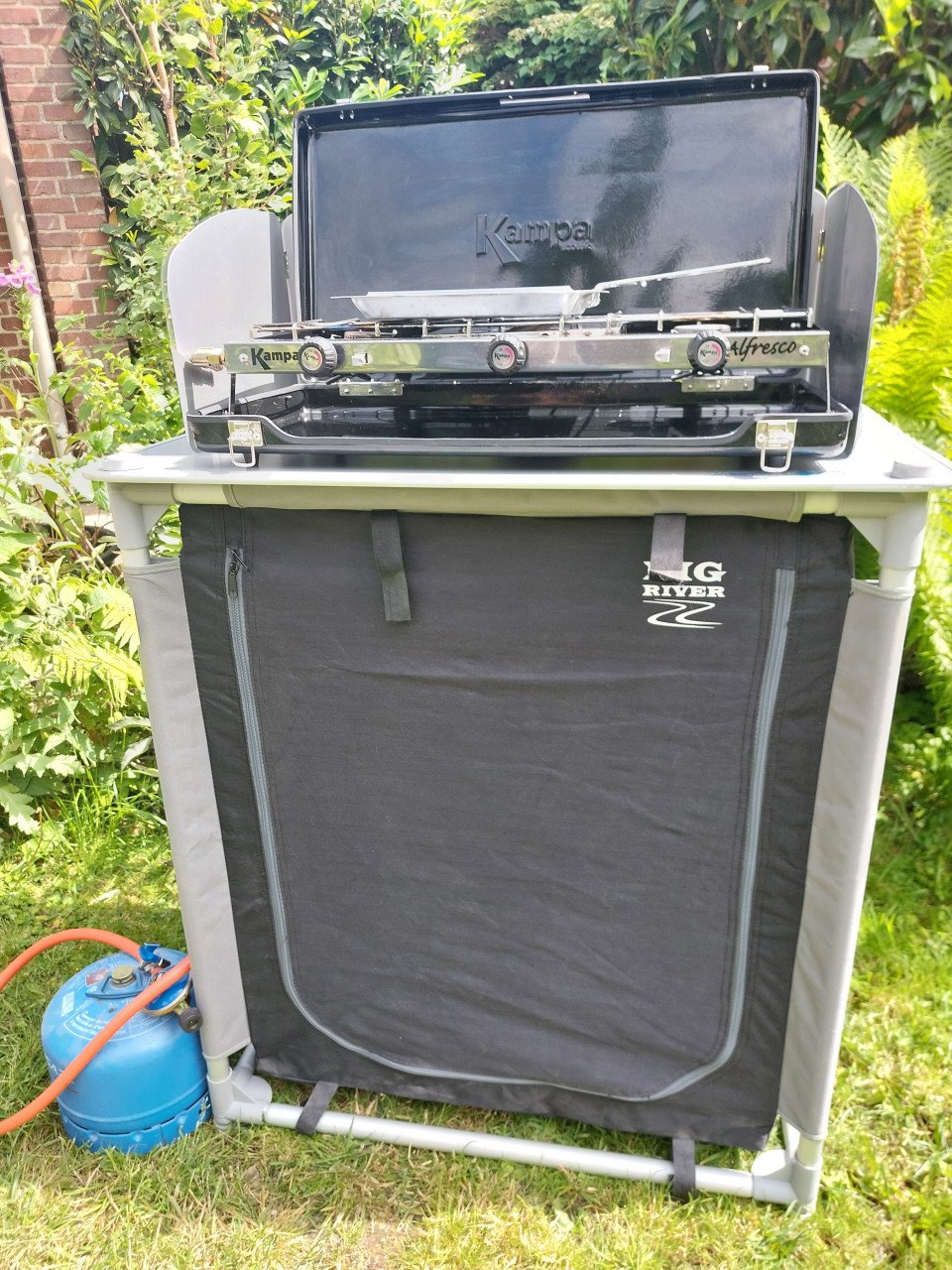 Campingkast met gaskookstel en campingaz