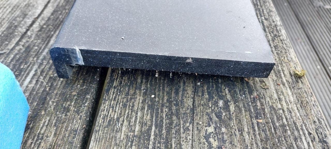 Vensterbank van zwart/wit composiet