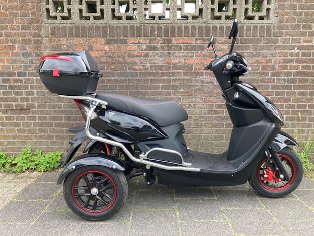 GEEN RIJBEWIJS ? NIET NODIG MET DEZE STOERE IVA T3 2.0 SCOOTER !