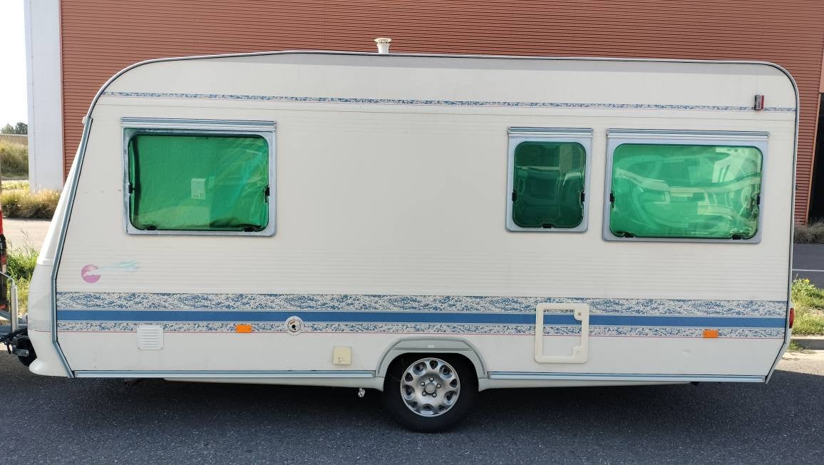 Adria Unica 431 met voortent en luifel en uitbouw