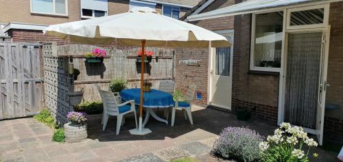 Parasol + tuinmeubel