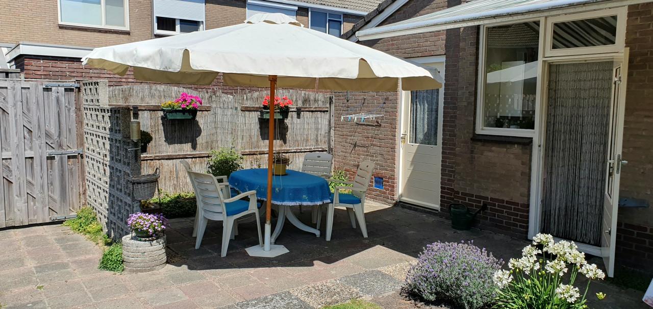 Parasol + tuinmeubel