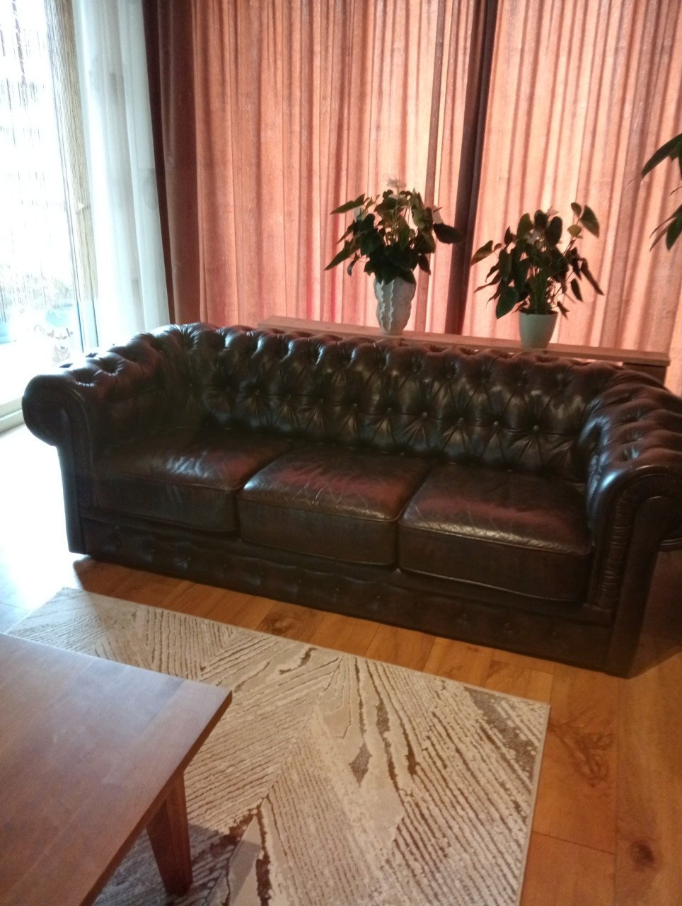 Originele Chesterfield bank en eethoek stoelen