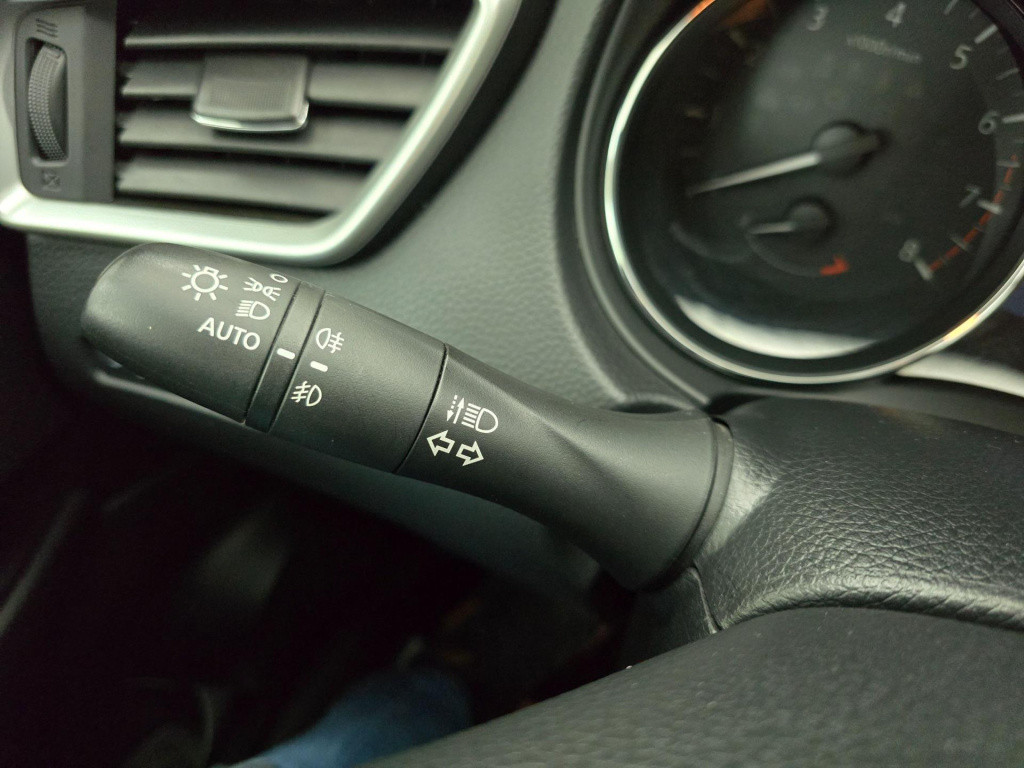 Nissan Qashqai occasion automaat 1.2 connect edition met parkeercamera en p