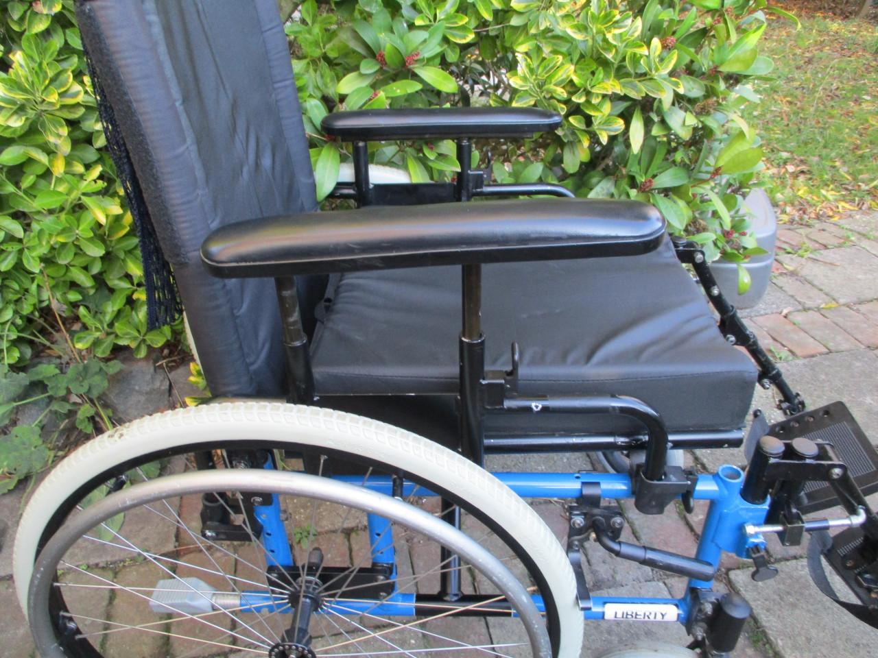Rolstoel met veel mogelijkheden. te koop