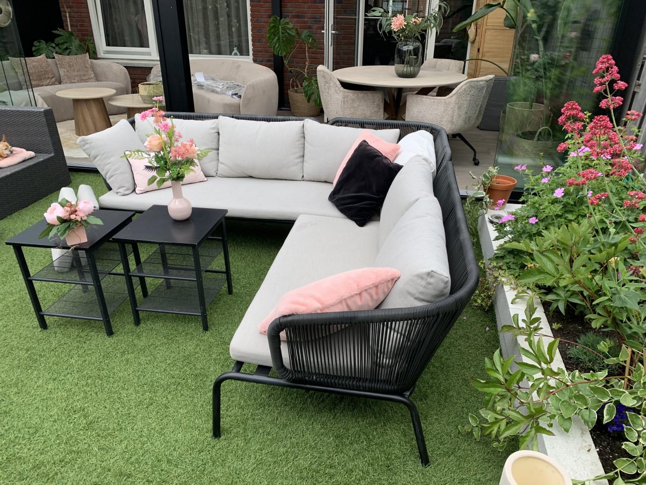 Aluminium loungeset zwart, met 2 tafels, en kussens.