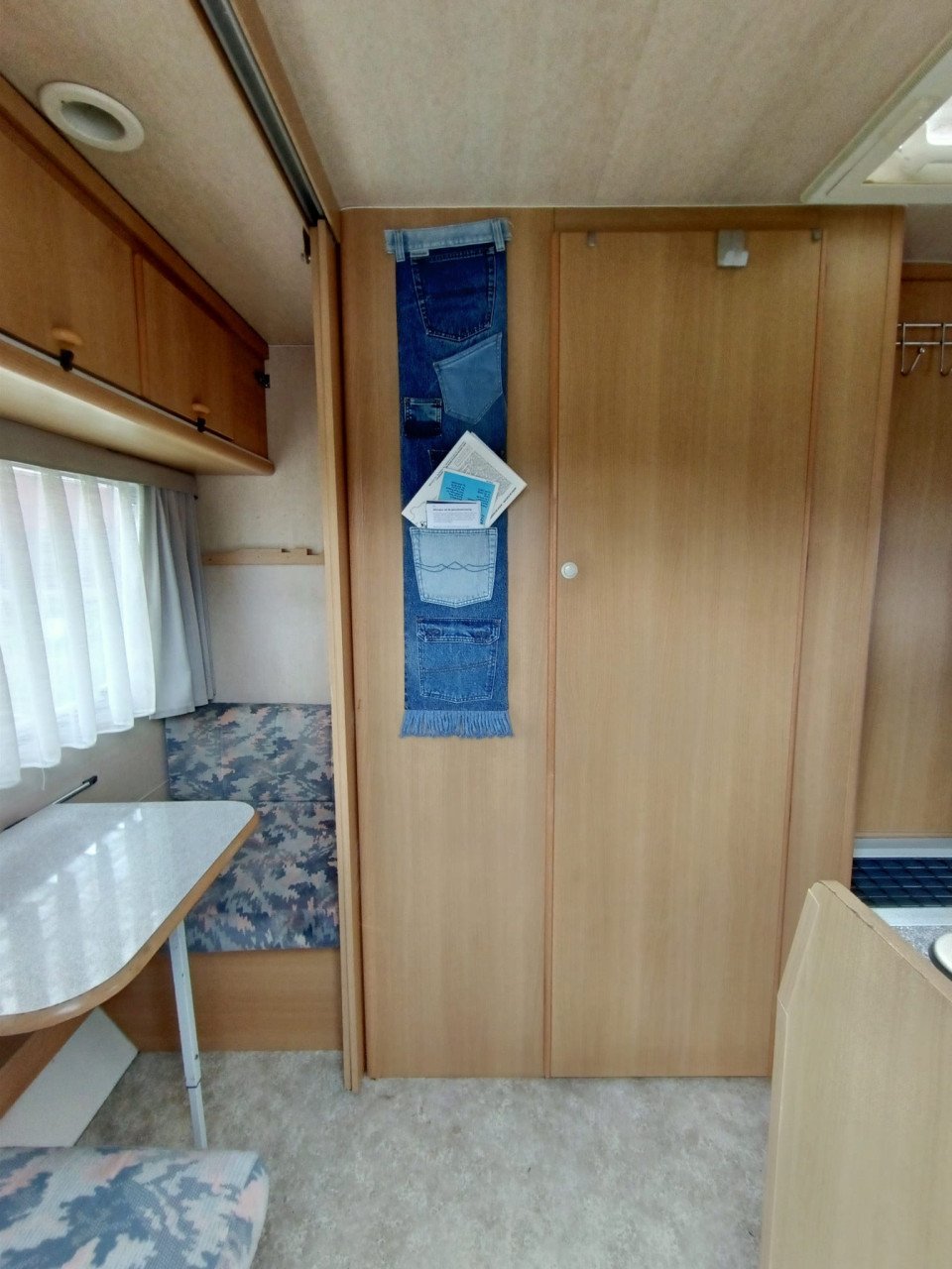 Mooi gezinscaravan Adria 440 , 1993 met orrigineel stapelbed, Tent ,uitbouw