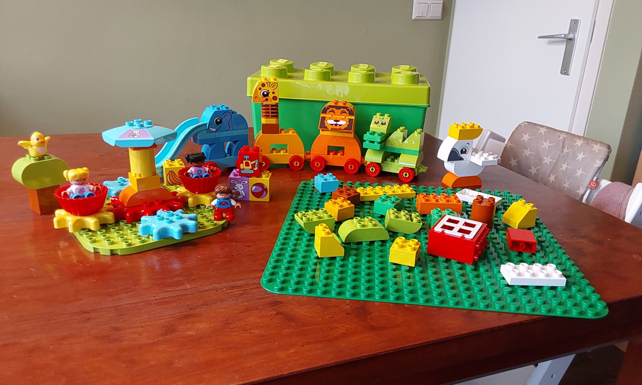 2 Sets van Lego Duplo met plaat+opbergdoos + extra