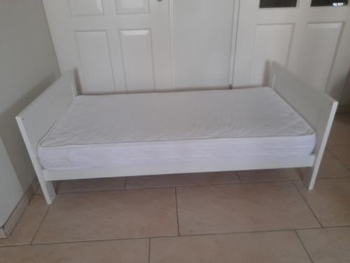 Meegroeibed 140 x 70  van ledikantje naar peuterbed (z.g.a.n.)