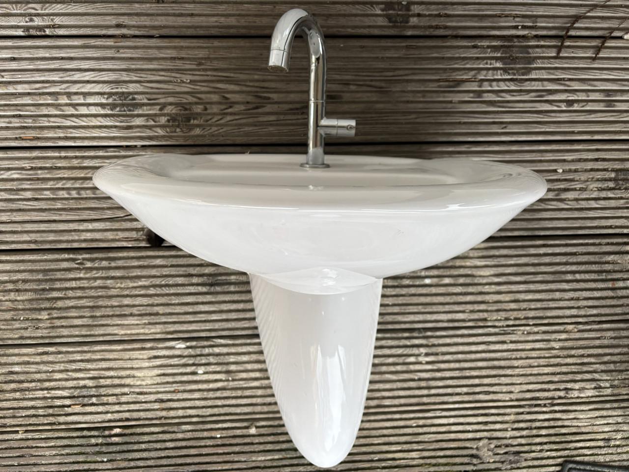 Wastafeltje met kraan voor in WC