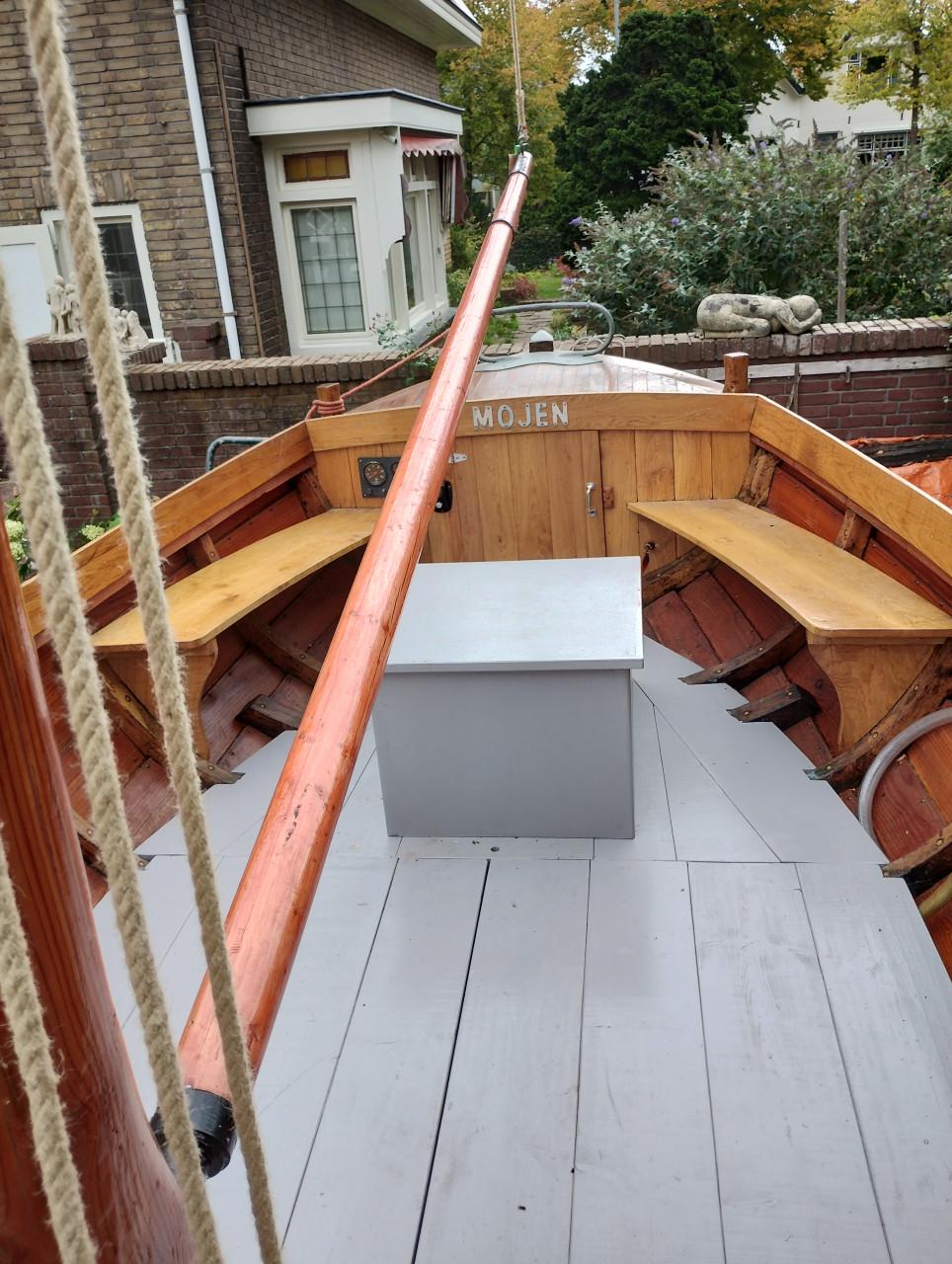 Zweedse zeilsloep 'Mojen ' overnaads met Volvo motor