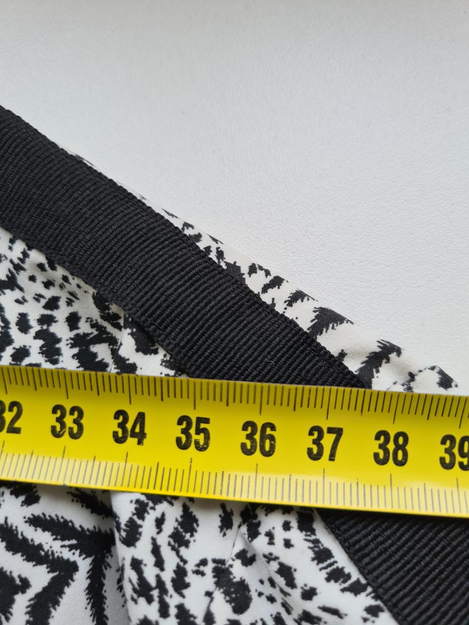 Stijlvol zwart-wit colbertje van het merk In Shape in maat M.