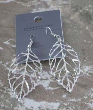 Nieuwe  zilver  kleurige oorhangers met blaadjes