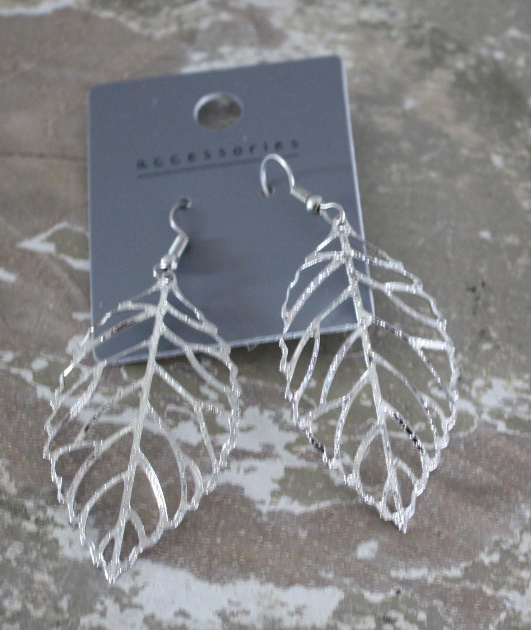 Nieuwe  zilver  kleurige oorhangers met blaadjes