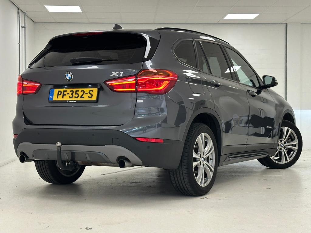 BMW X1 sdrive20i sport line | trekhaak | head-up-display | stoelverwarming 