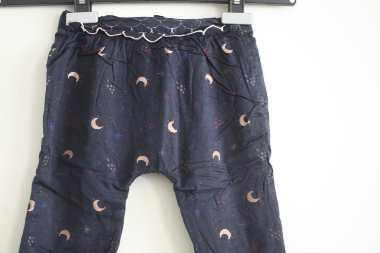 Donkerblauw broekje met maan ensterrenprint  maat 92