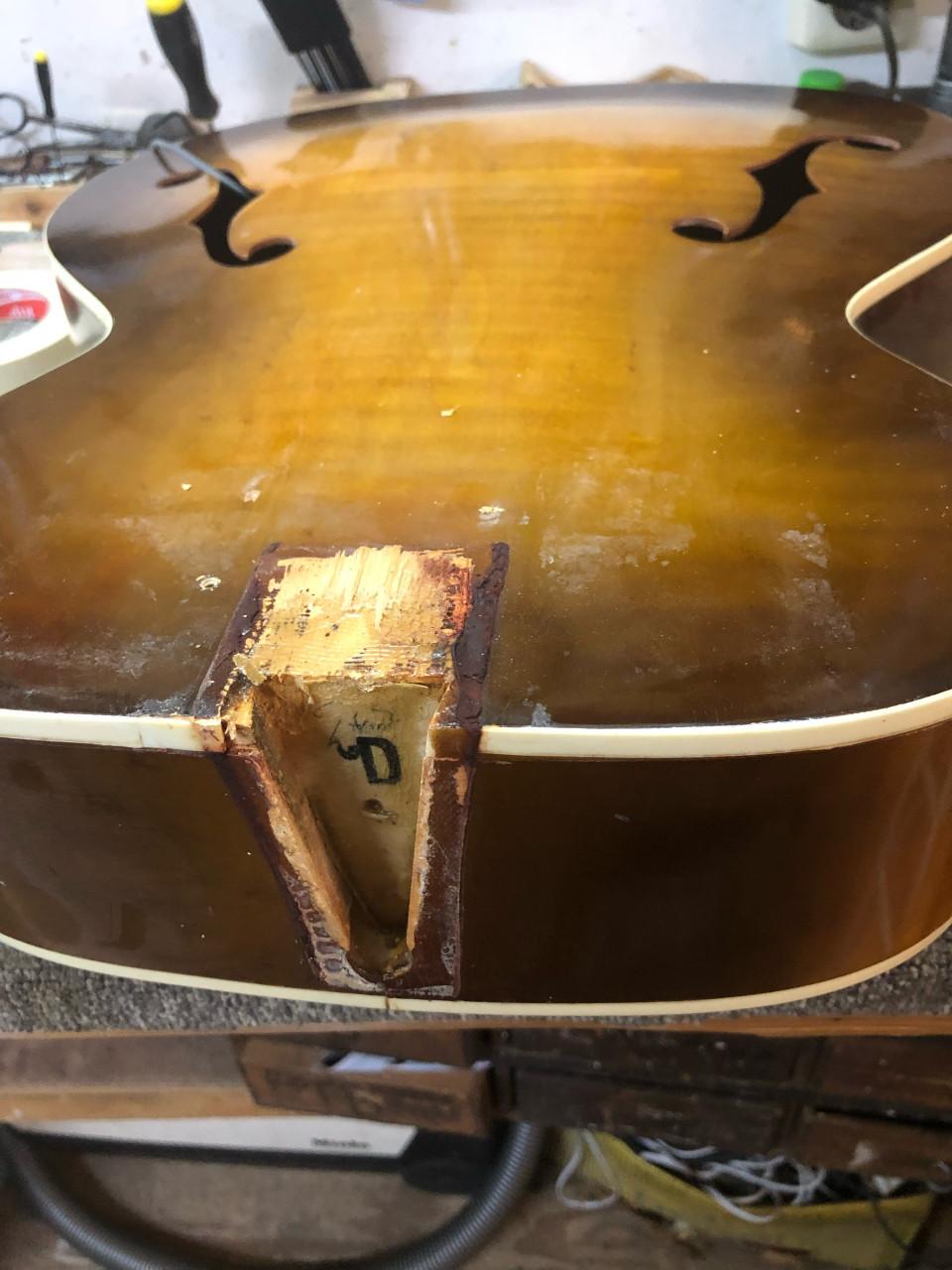 Silvertone vintage archtop ca 1964 met neck reset en Kent Armstrong pickup