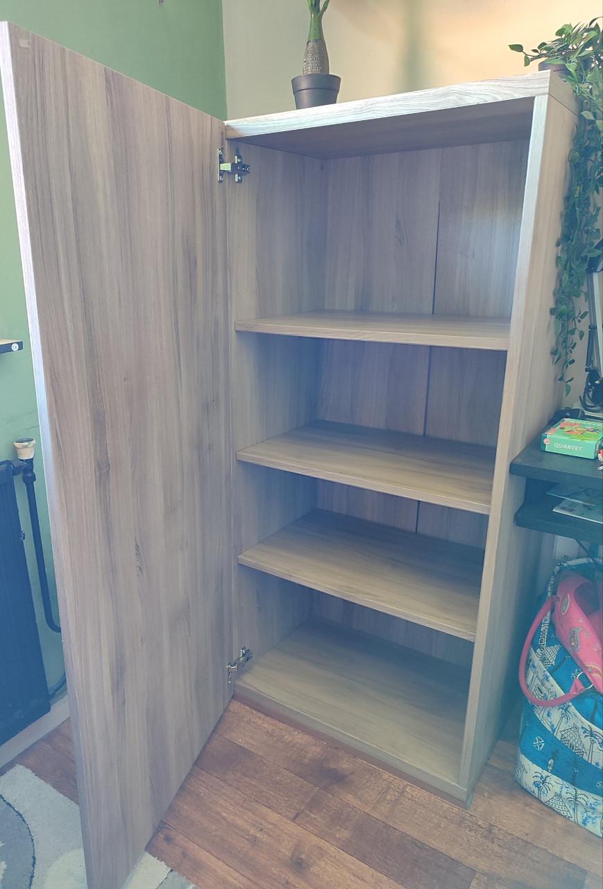 Mooie, kleine praktische kast met veel opbergruimte