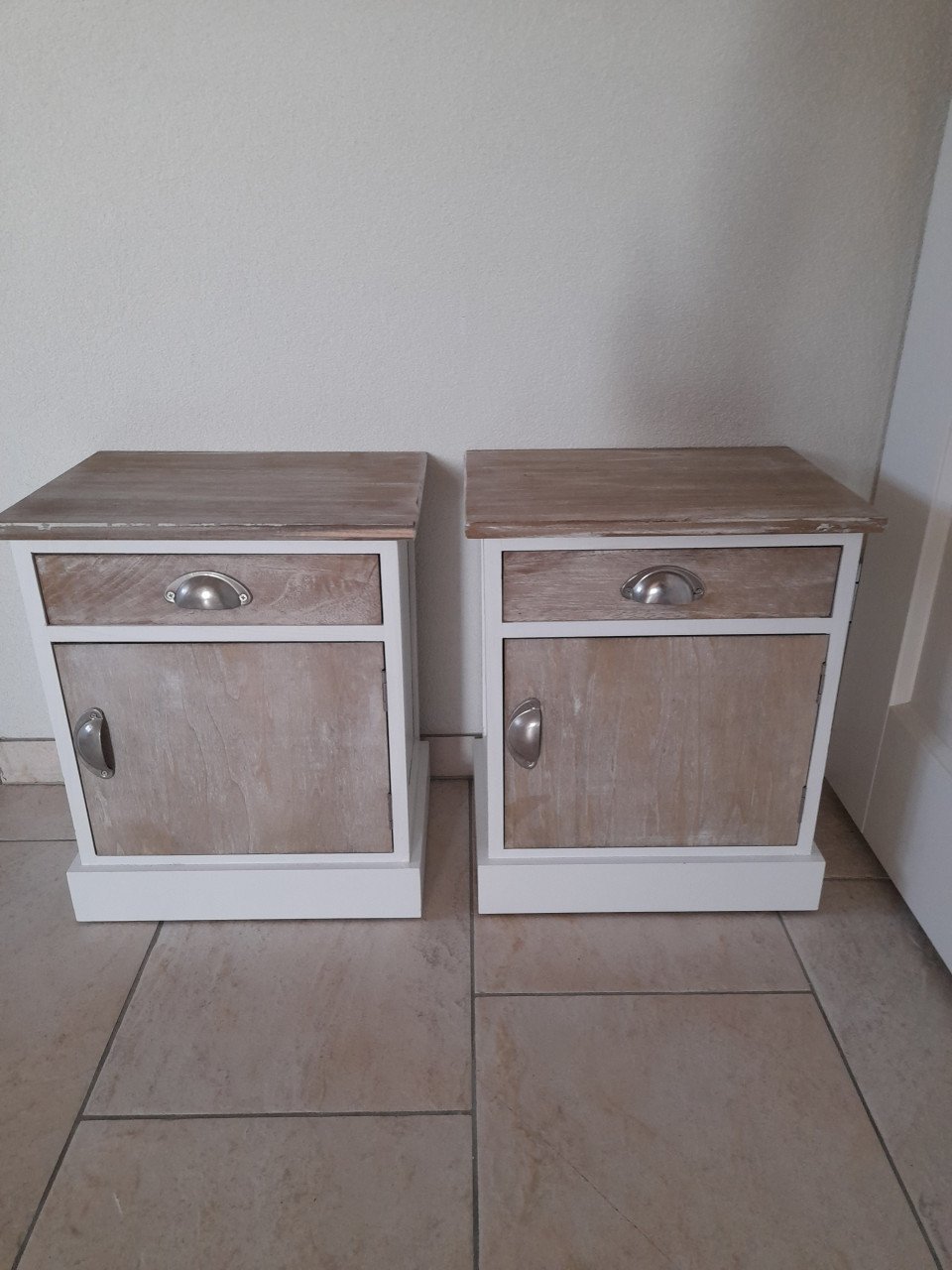 2 nachtkastjes 38 x 28 x 45H (in goede nette staat )