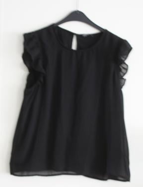 Zwart shirt met ruffel moutjes  maat L