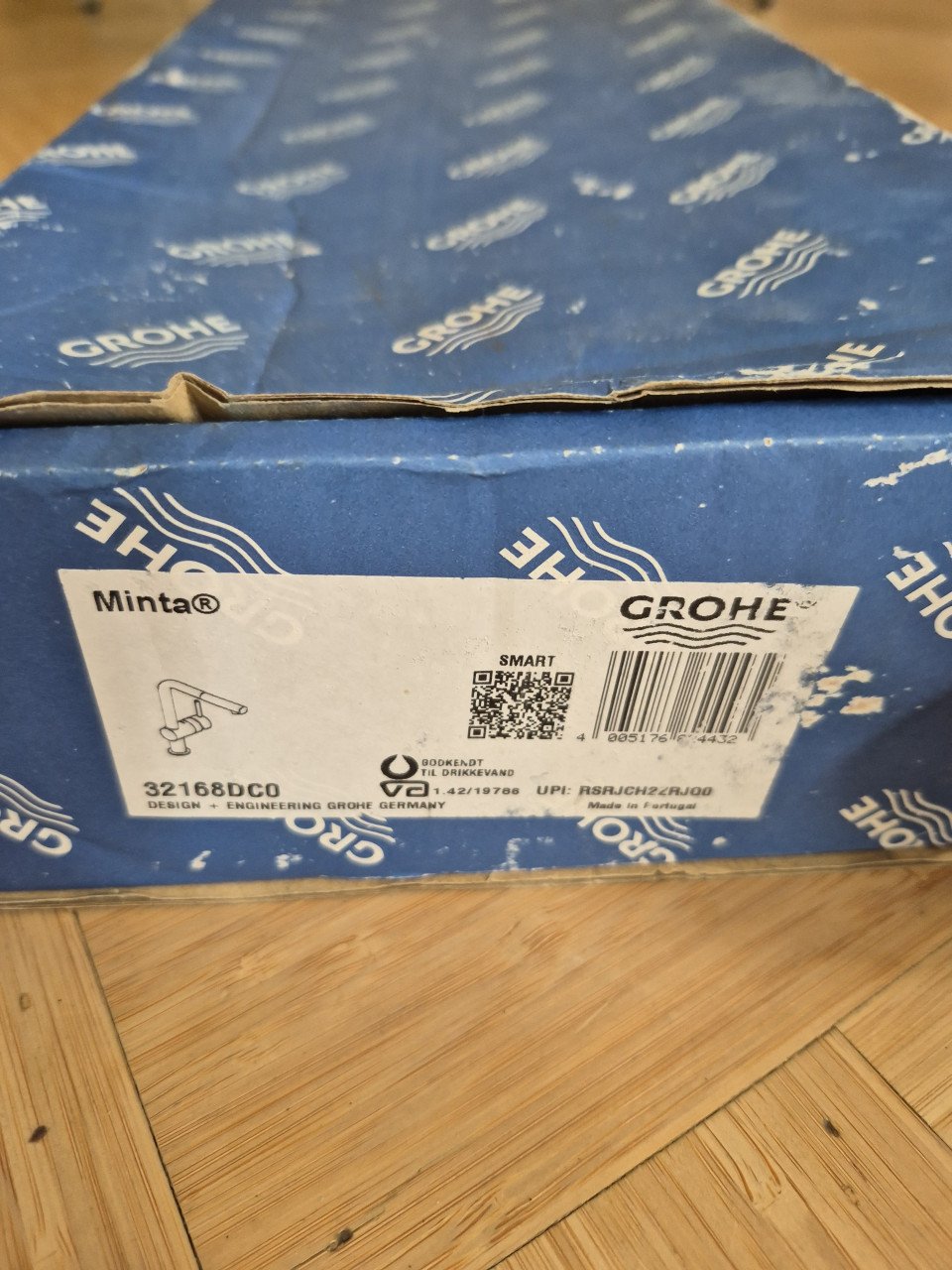 Twee keukenkranen, Bulthaupt en Grohe met uittrekbare douche