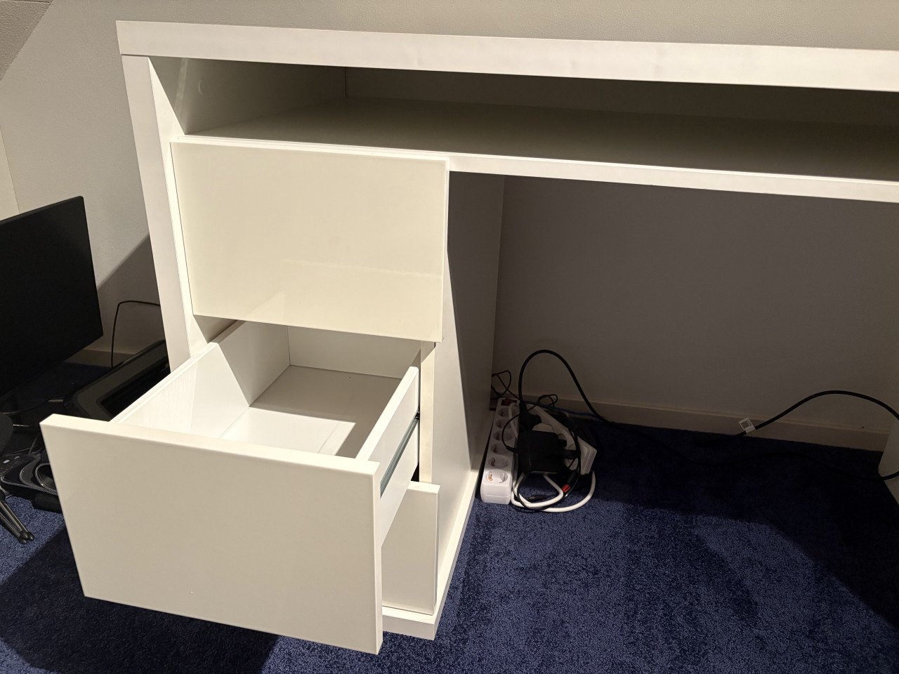 Wit bureau met 3 laden