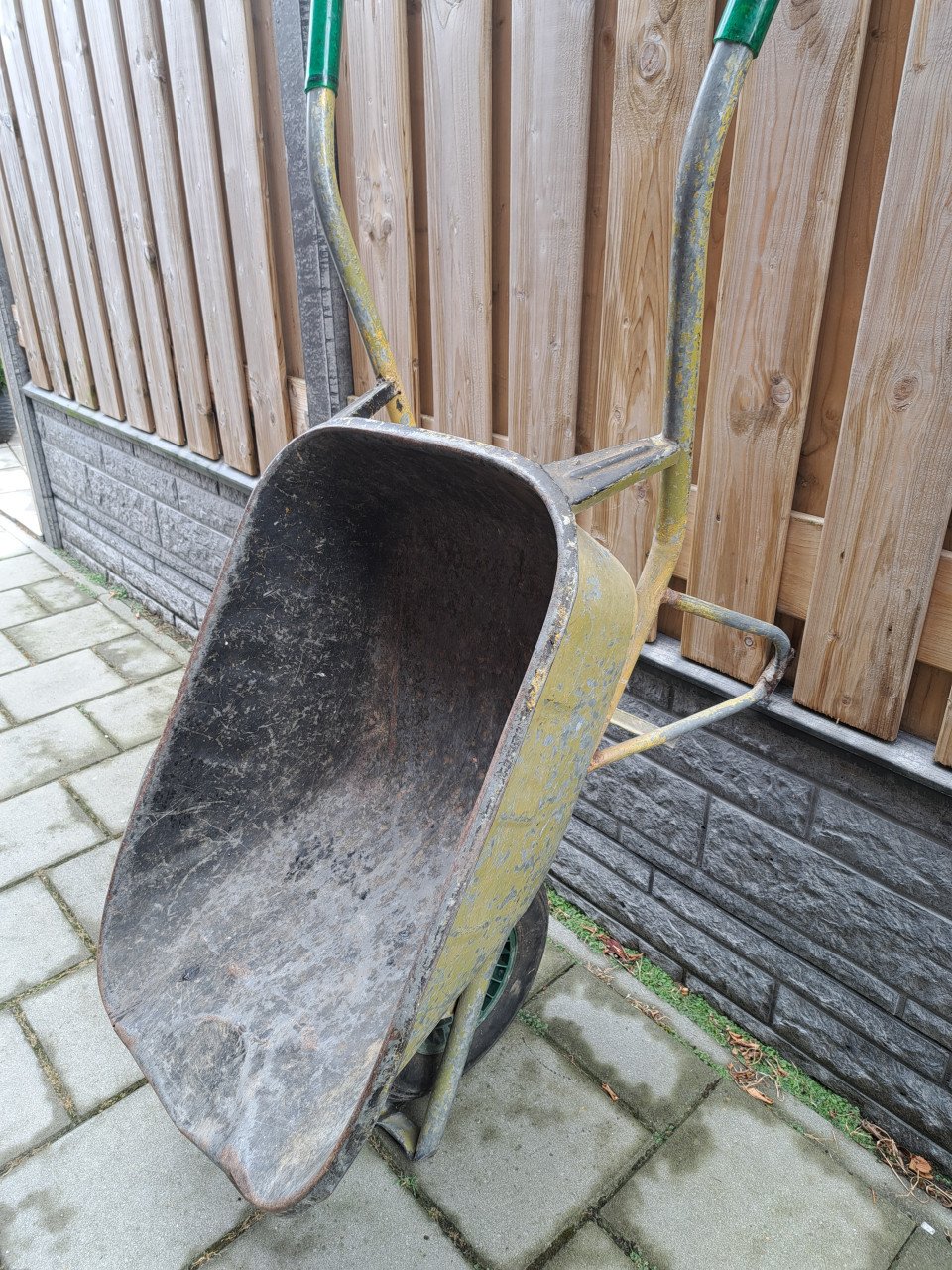 In goede staat zijnde kruiwagen.