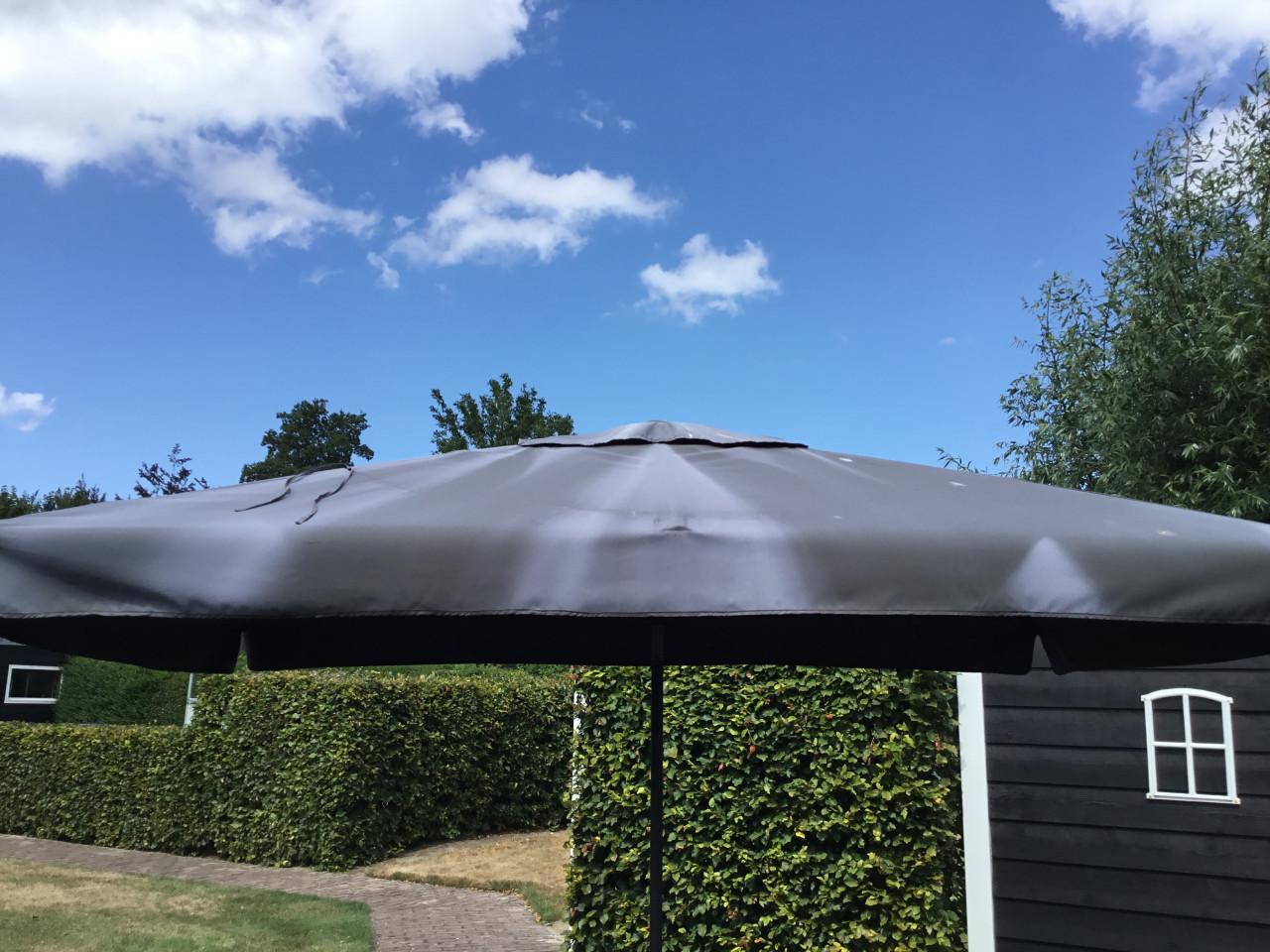 Tuinparasol.  2 x 3 mtr.  met draaimechanisme.