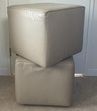 2 fraaie lederen poefen