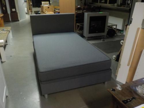 Boxspring 120 x 200 cm met matras in zeer goede staat met hoofdboord
