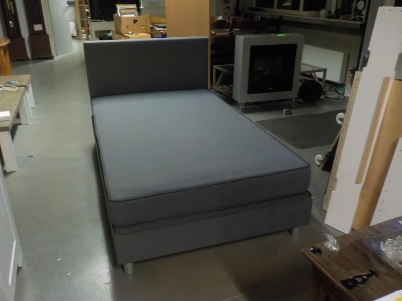 Boxspring 120 x 200 cm met matras in zeer goede staat met hoofdboord