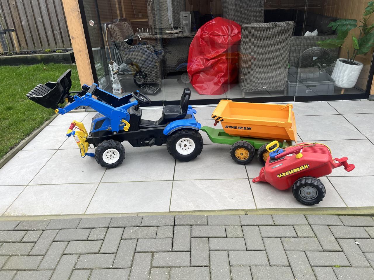 Te koop traptractor met luchtbanden en 2 karren