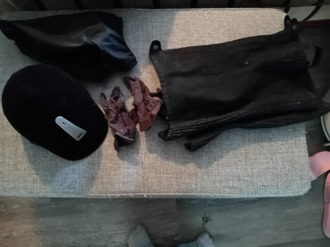 Paarden spullen chaps handschoentjes en cap