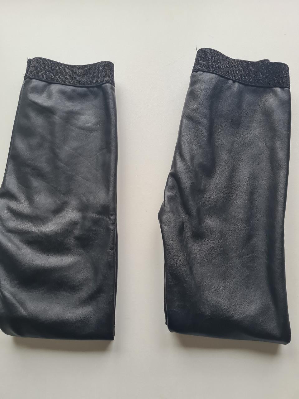 2 zwarte Pu leren skinny broeken Maat 110-116