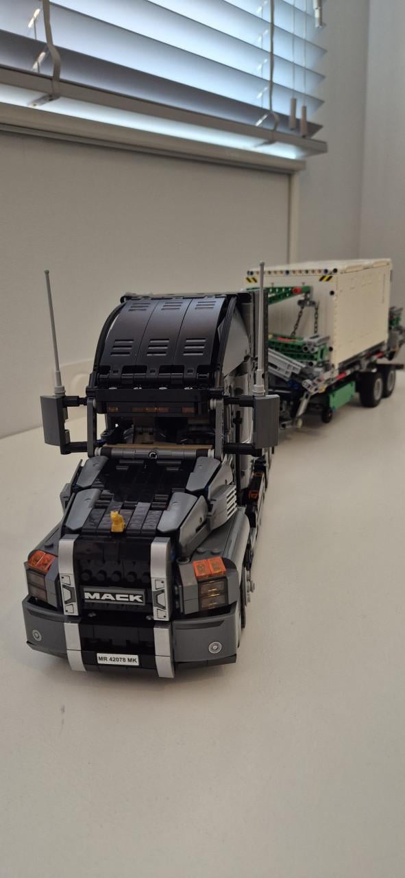 Lego technic mack truck met trailer set 42078