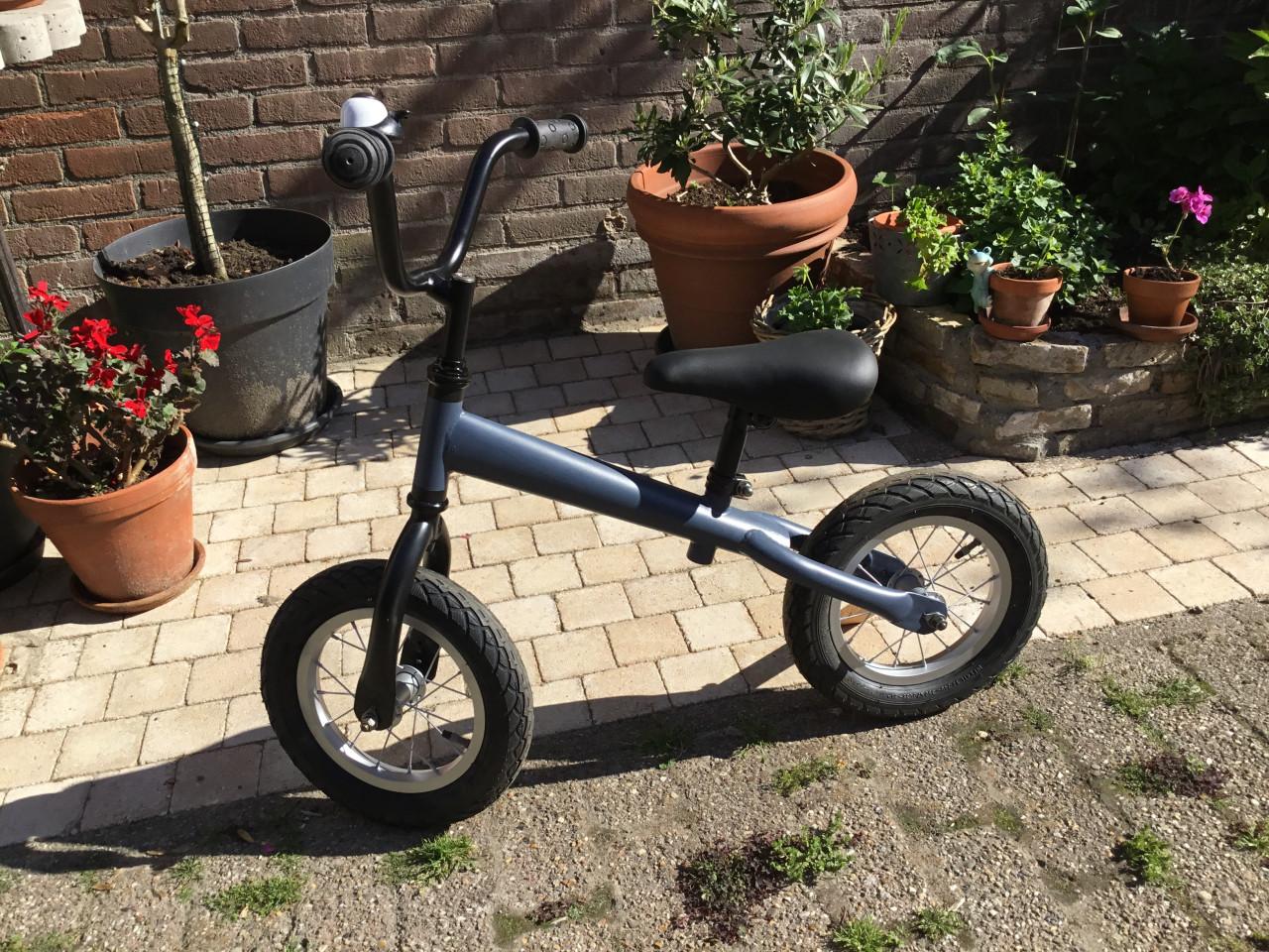Loopfietsje Loekie 16 inch. Blauw/Zilver/Zwart. Geheel nw gemaakt.