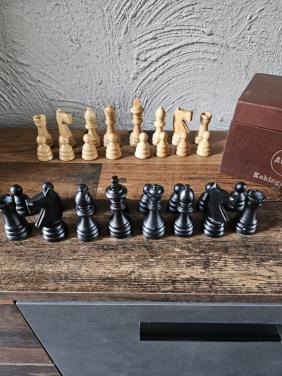 Grote Schaakstukken in leren kistje - Avento