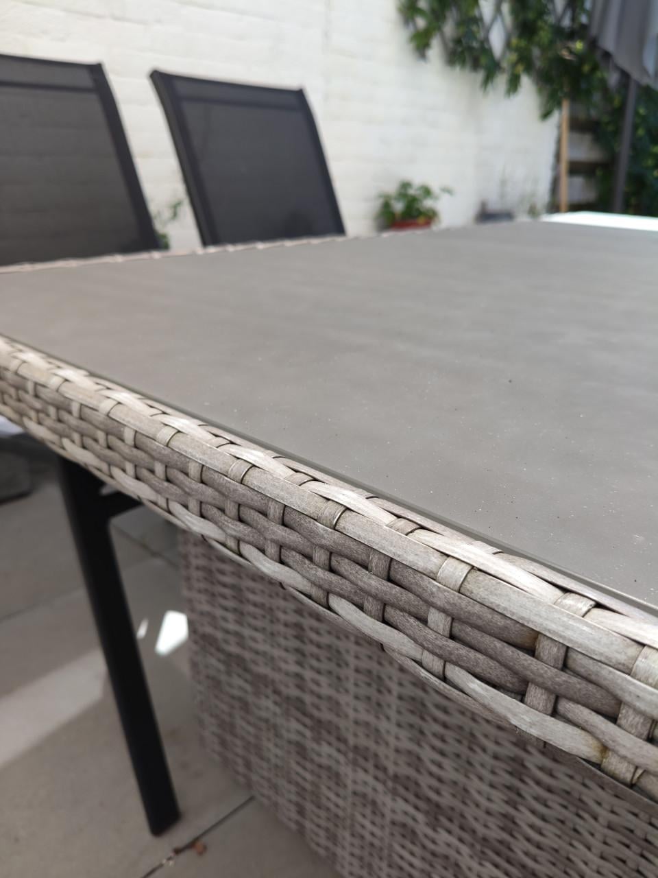 Tuintafel + 5 stapelstoelen