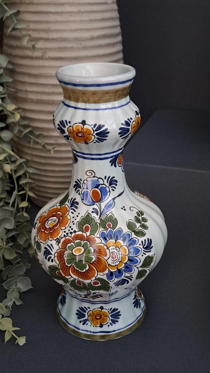 Delfts polychroom set van porseleinen vazen