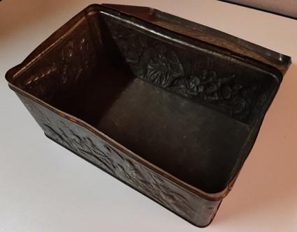 Oud blikken doos met deksel