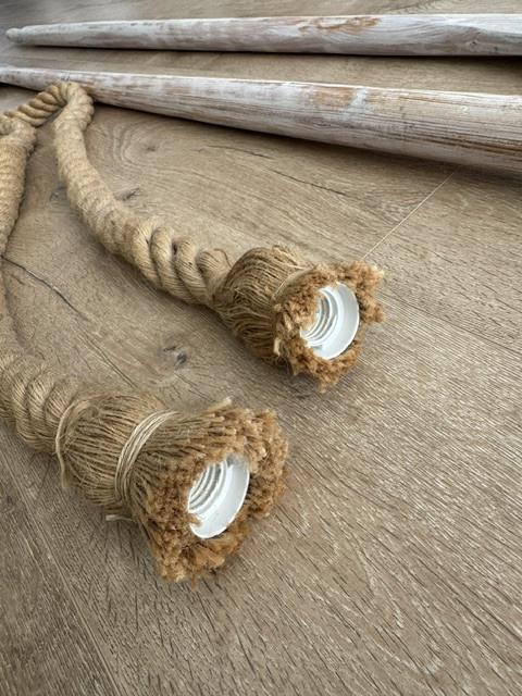 2 decoratieve touwlampen + 2 authentieke houten roeiriemen (white wash)