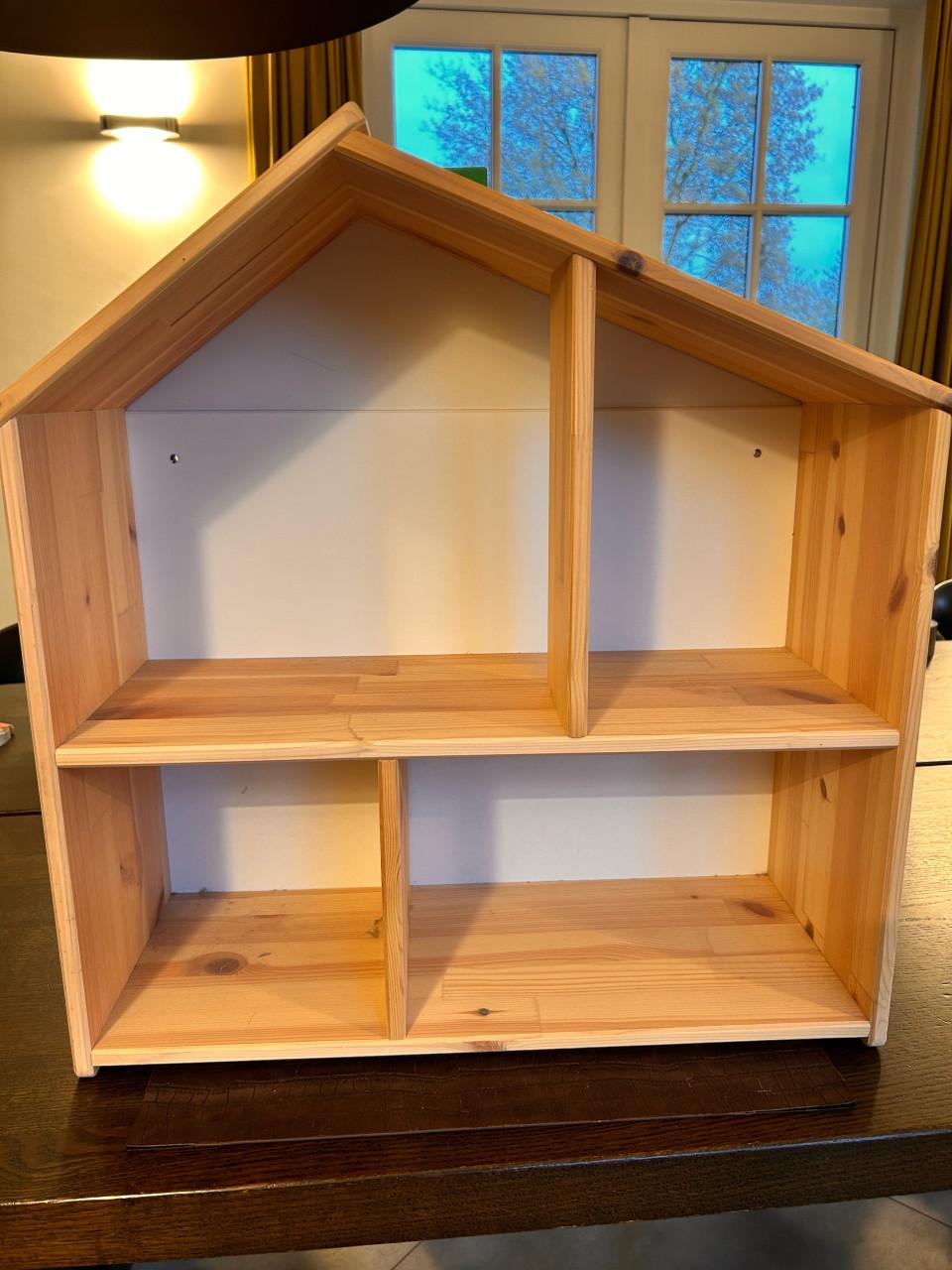 Houten huisje voor poppen of boeken