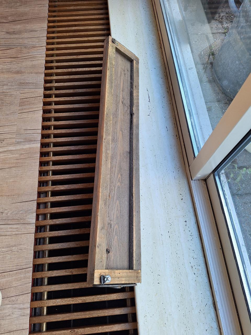 Stoere houten kapstok met metalen haken